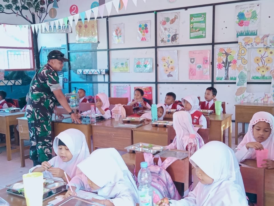 Ribuan Paket Makanan Bergizi Disalurkan di Bajeng, Babinsa Turun Pantau Distribusi