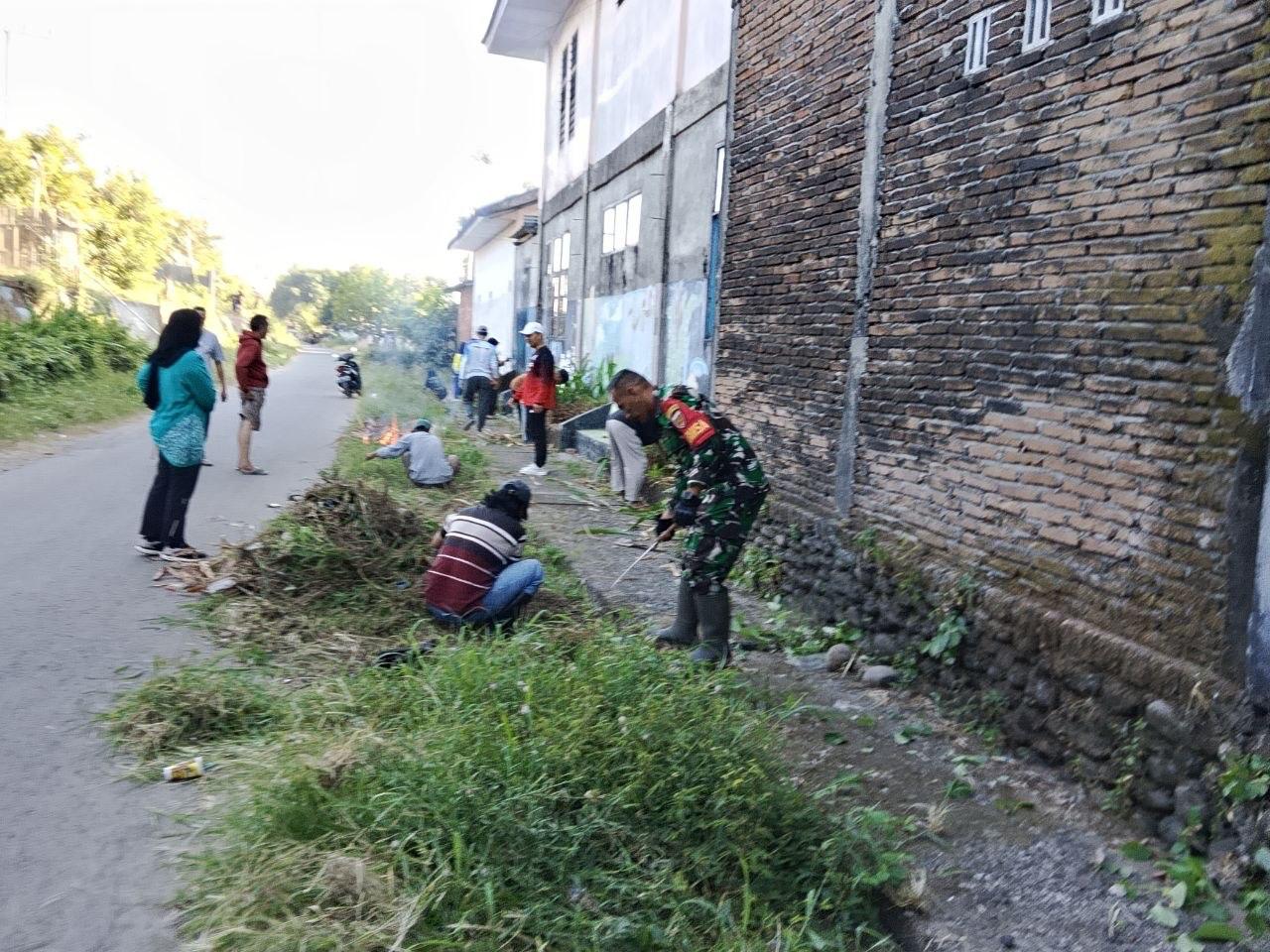 Babinsa dan Warga Bersihkan Tanggul Jeneberang, Gotong Royong Jaga Lingkungan Tetap Asri