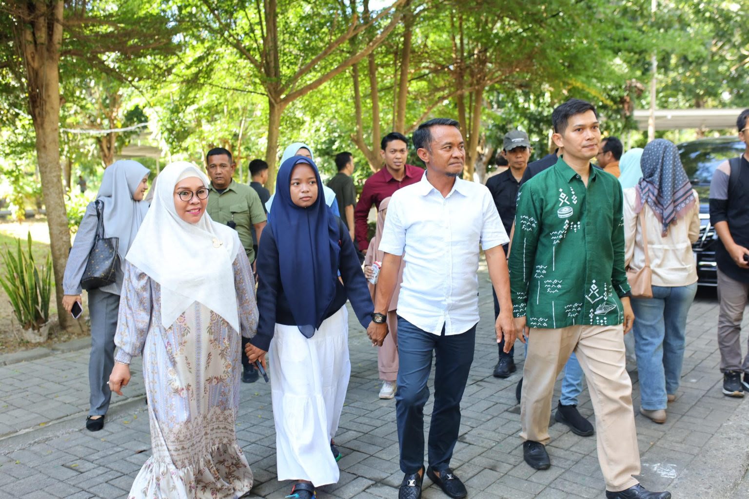 Antar Putrinya ke Asrama Athirah, Bupati Bone Tunjukkan Sisi Seorang Ayah: Pendidikan adalah Investasi Terbaik