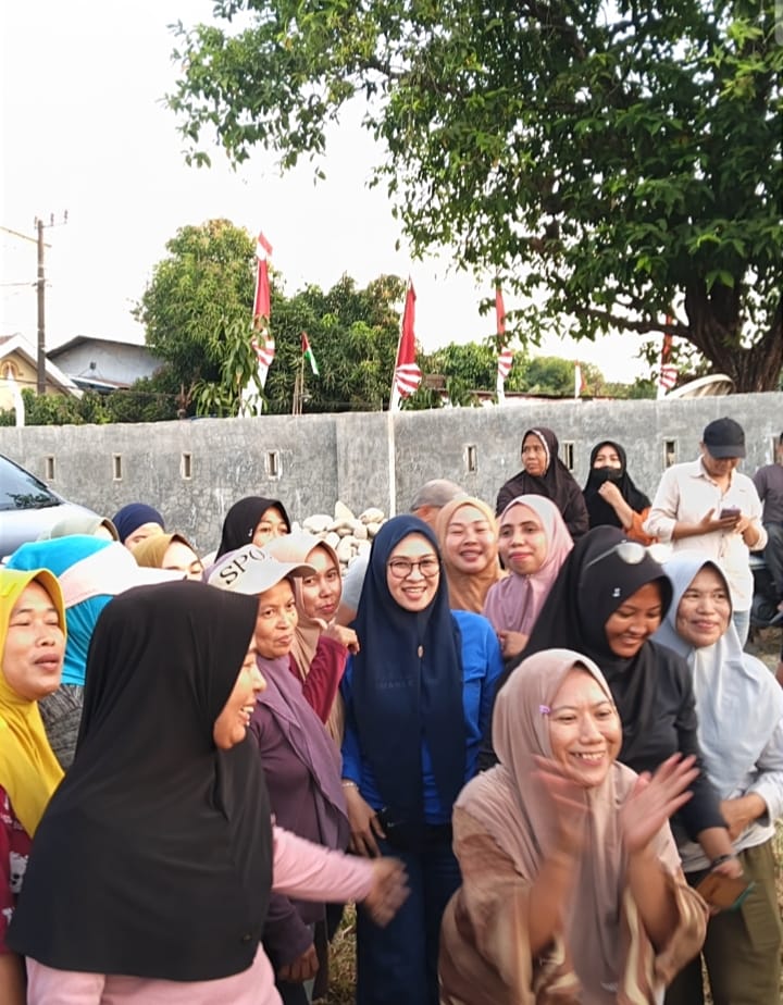 Emak-Emak Bajeng Barat Peluk Bupati Gowa, Warga: Baru Kali Ini Kami Bisa Bertemu Langsung