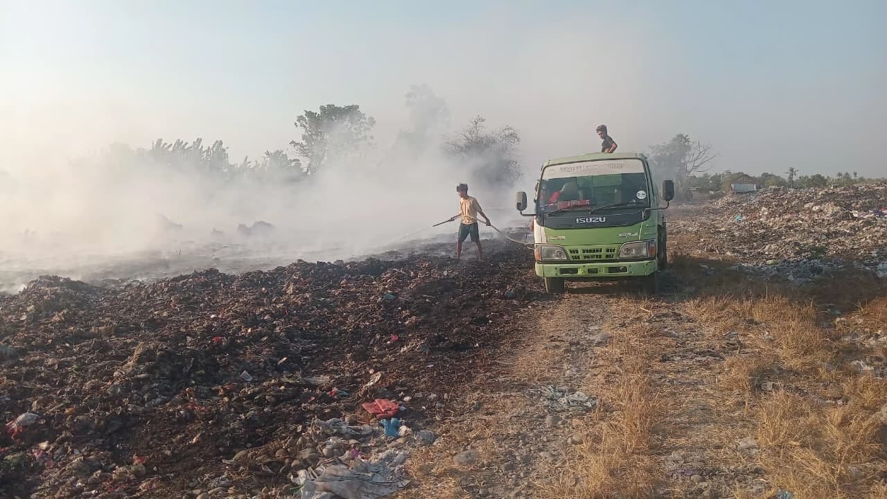 Babinsa dan Warga Cegah Api TPA Bajeng Merembet ke Permukiman