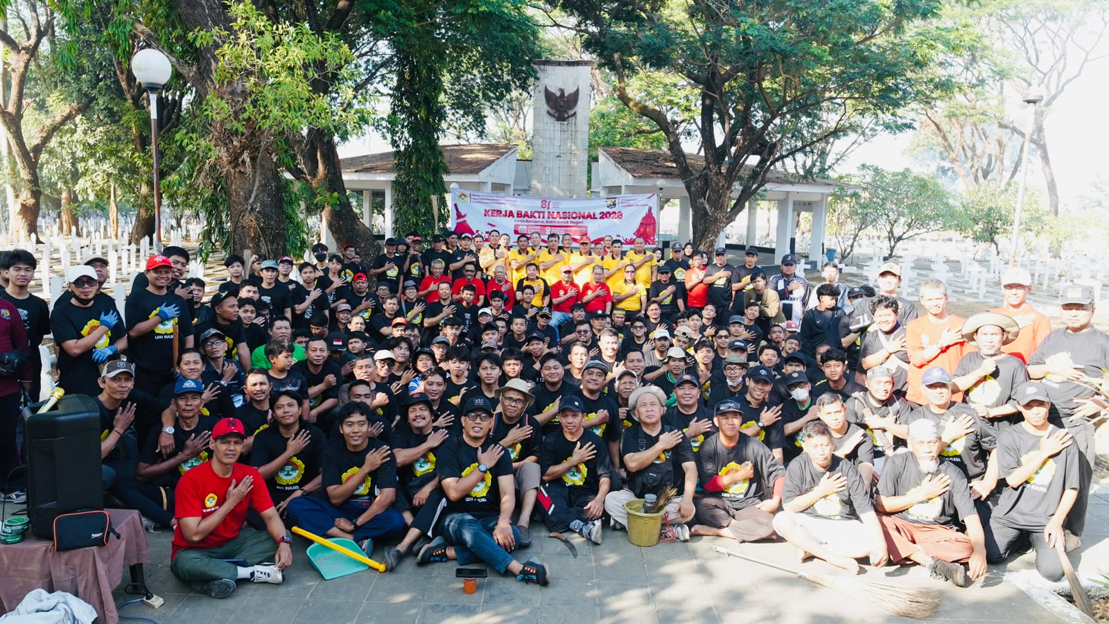 Sambut HUT RI ke-81, LDII Sulsel dan SPN Batua Bersihkan TMP Panaikang