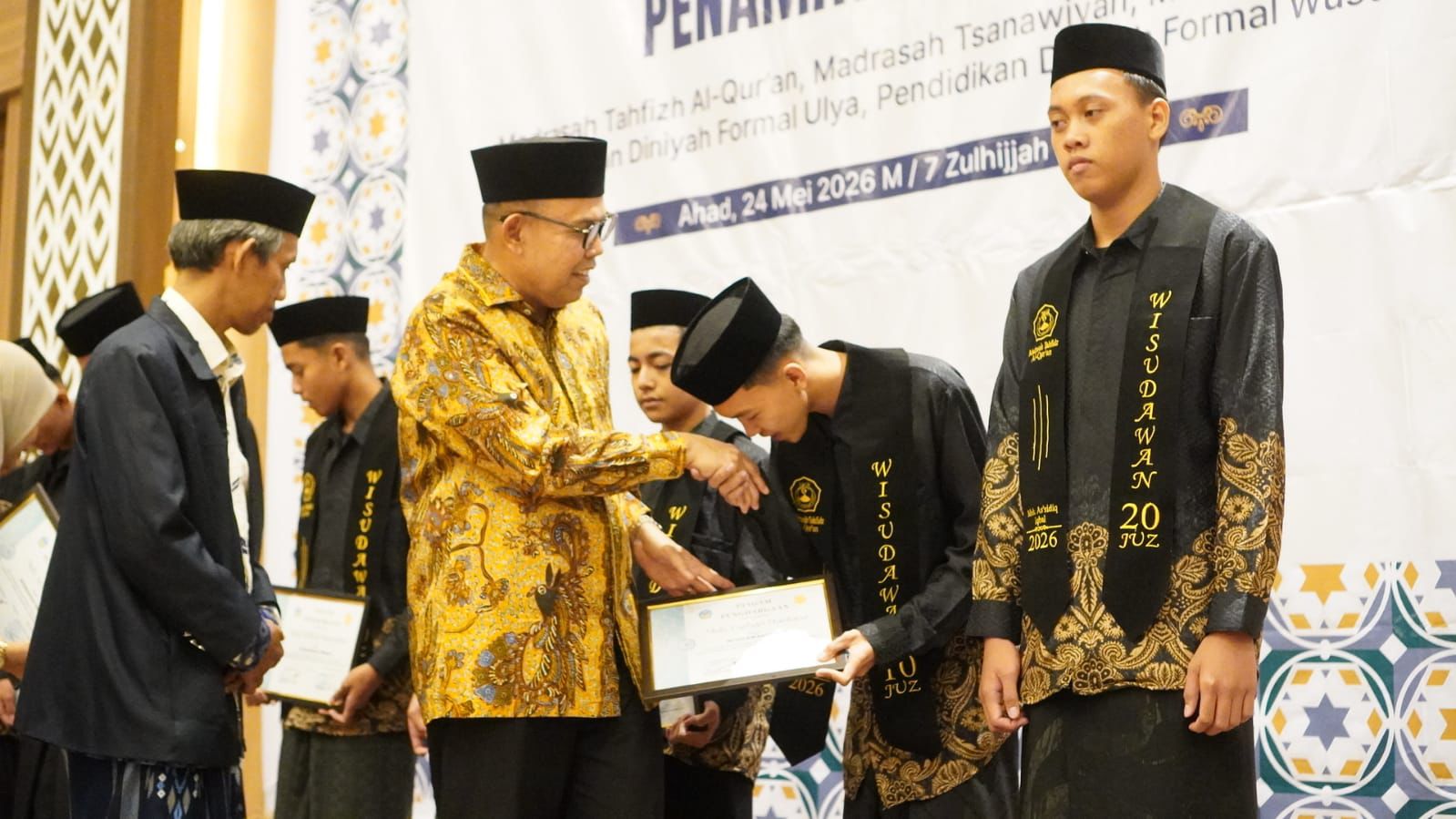 298 Santri Al-Junaidiyah Biru Ikuti Wisuda Tahfidz dan Penamatan, Wabup Bone Dorong Sinergi Pesantren Cetak Generasi Qur’ani Berakhlak Mulia