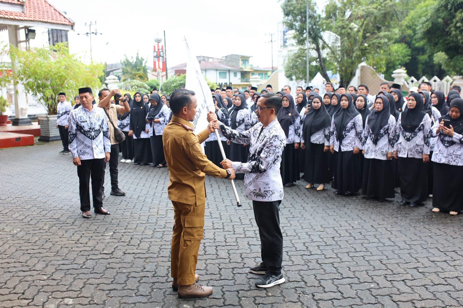 Lepas 644 Guru ke Porsenijar Sulsel, Bupati Bone Bidik Tiga Besar hingga Juara Umum
