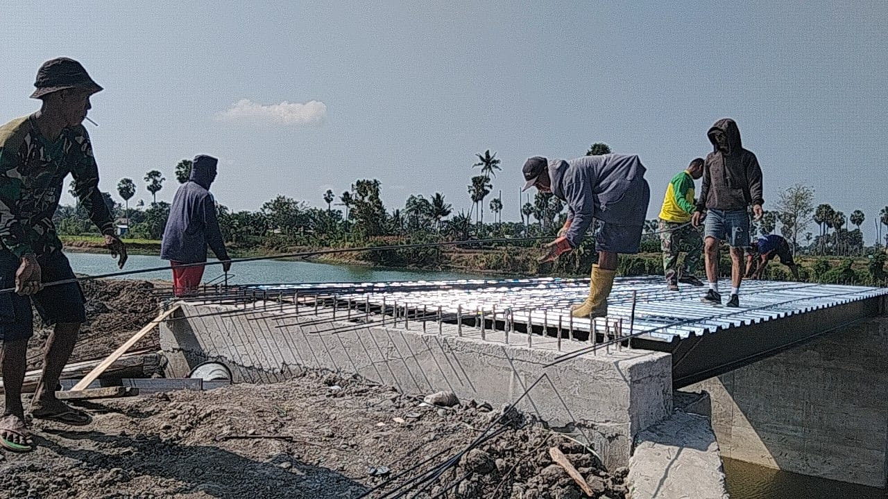 TNI dan Warga Pacu Pembangunan Jembatan Pabbundukang, Progres Tembus 71 Persen