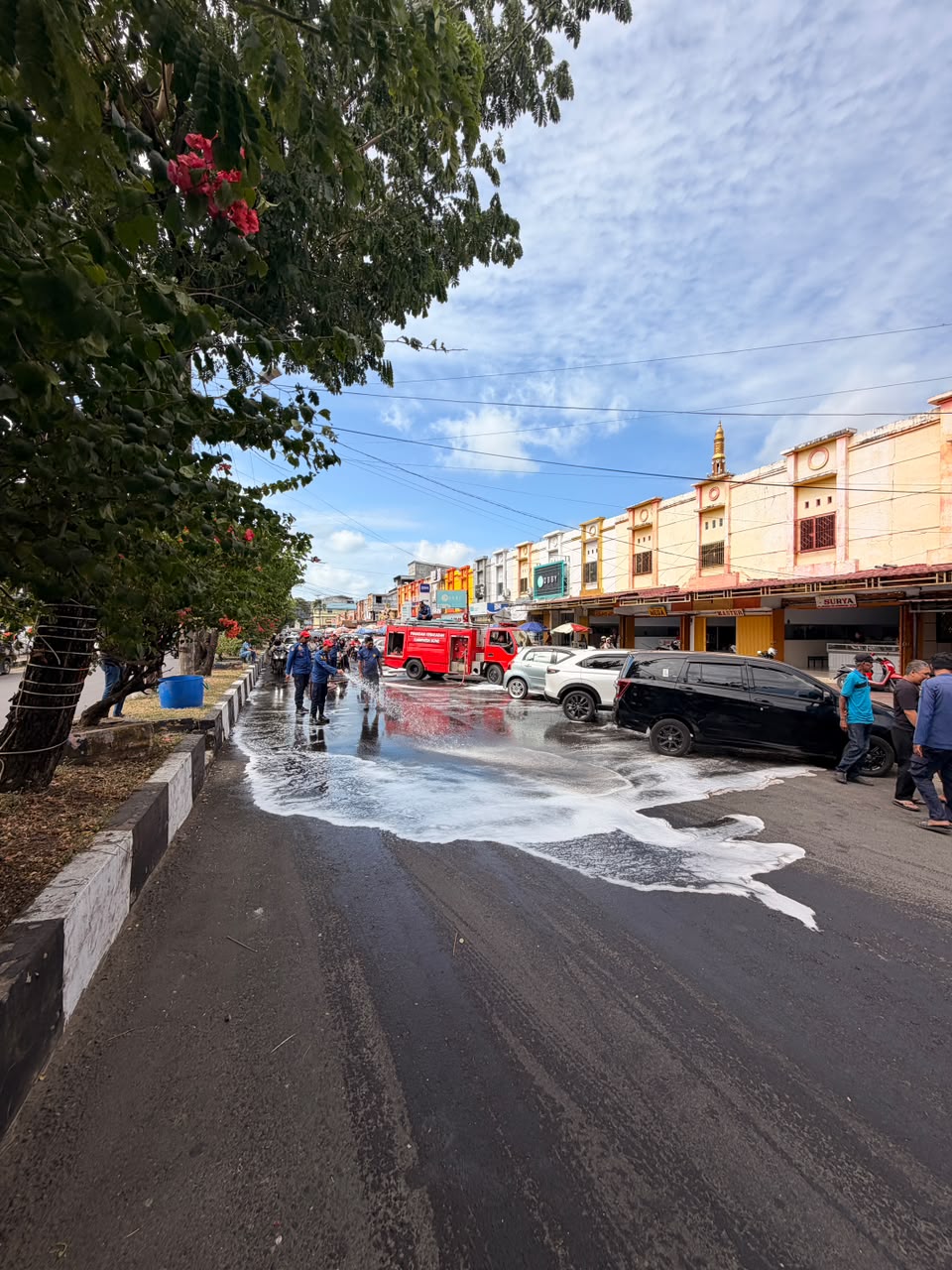 Damkar Bone Sigap Bersihkan Tumpahan Solar di Jalan Agus Salim, Cegah Kecelakaan Susulan