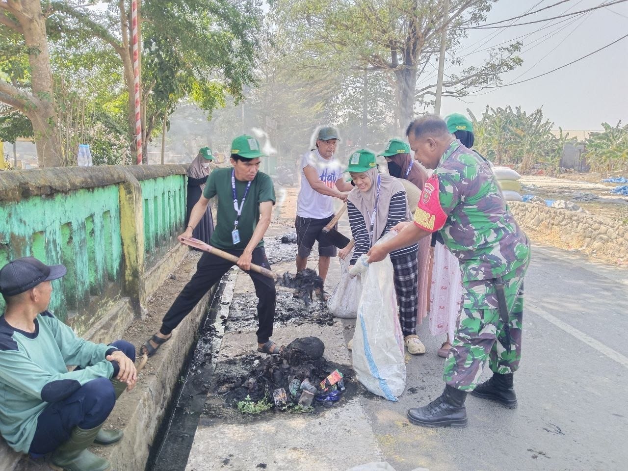 Babinsa Turun Tangan di Mawang, Kerja Bakti Warga Hidupkan Kembali Semangat Gotong Royong