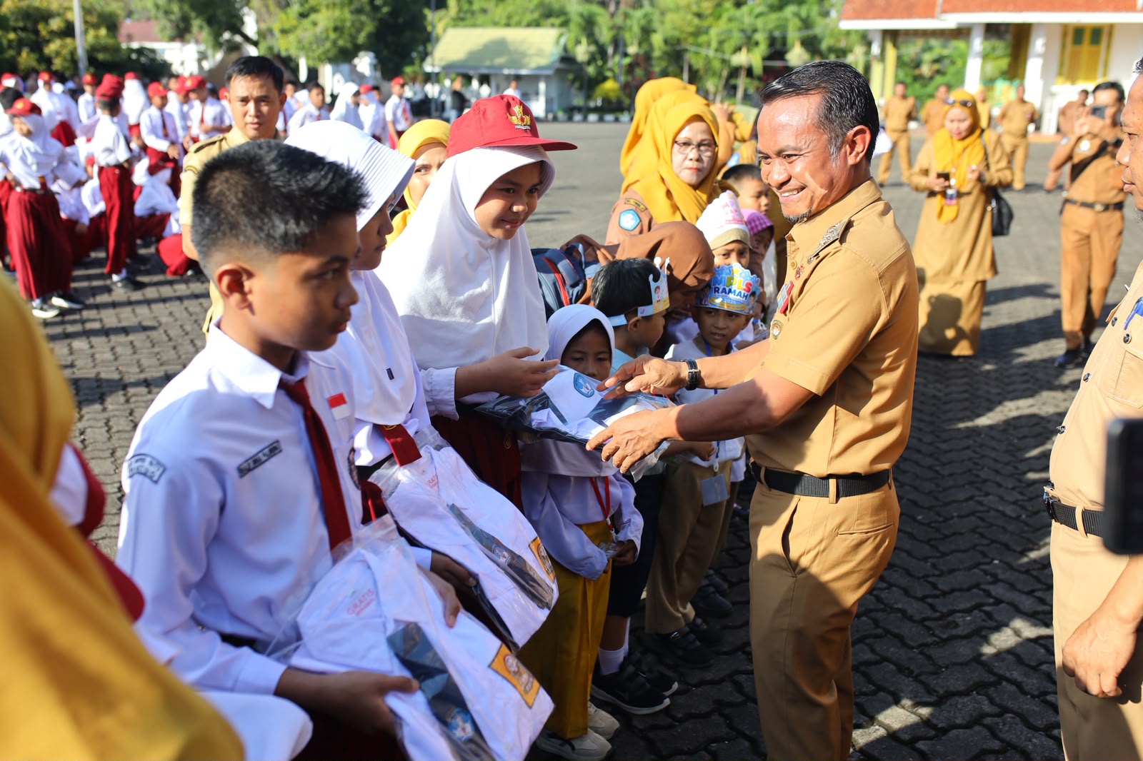 Bupati Bone Bagikan 18.426 Seragam Gratis dan Luncurkan Gerakan GAAS Beramal